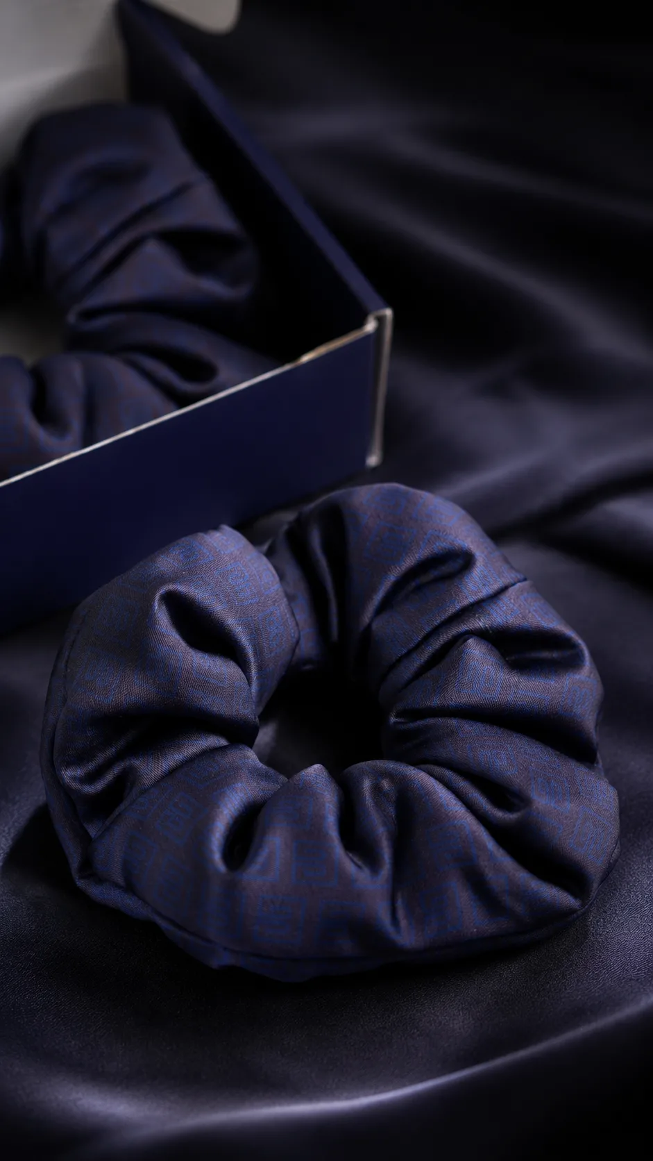 Signature Satin Scrunchy – Noir Pétale promo
